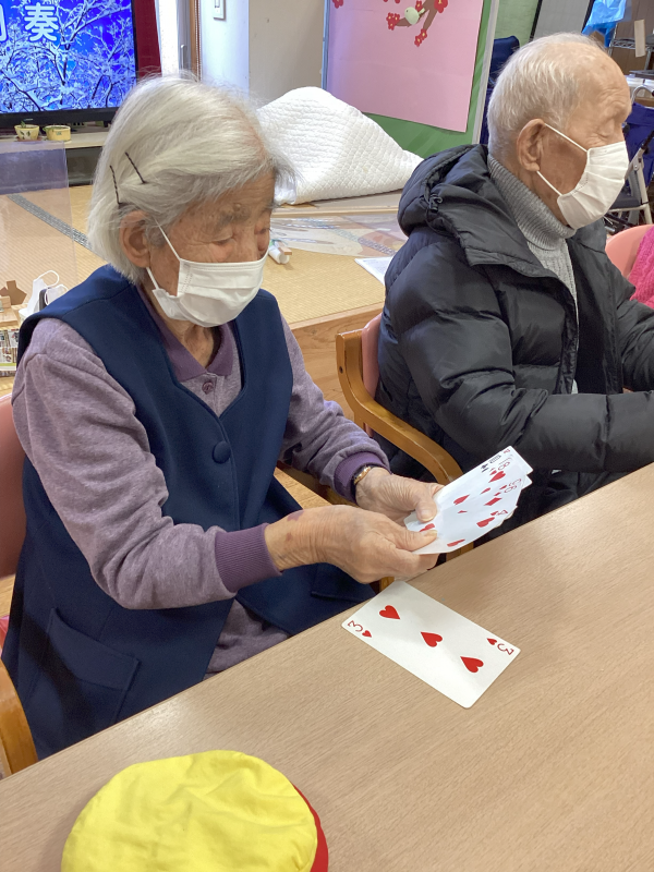 『ひな祭り飾り作り、七並べ、編み物』