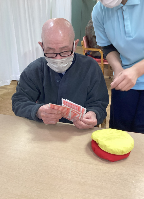 『ひな祭り飾り作り、七並べ、編み物』