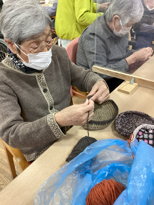 『ひな祭り飾り作り、七並べ、編み物』
