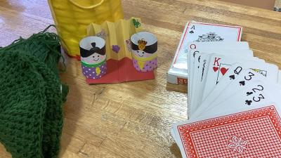 『ひな祭り飾り作り、七並べ、編み物』