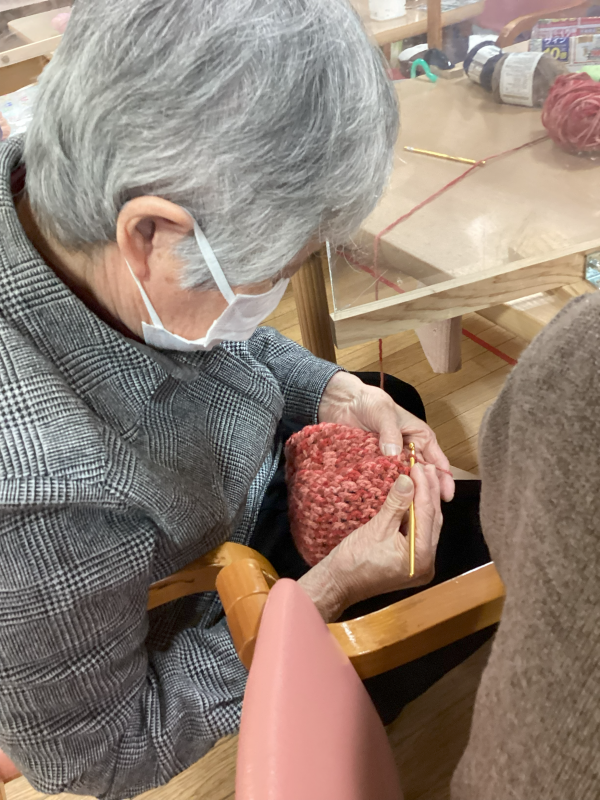 『ひな祭り飾り作り、七並べ、編み物』