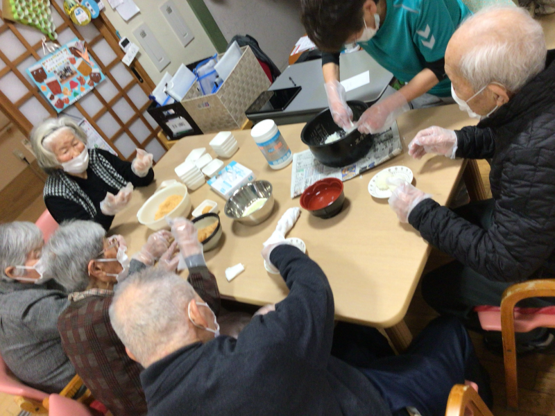 グループ活動:ぼた餅作りと一攫千金ゲーム