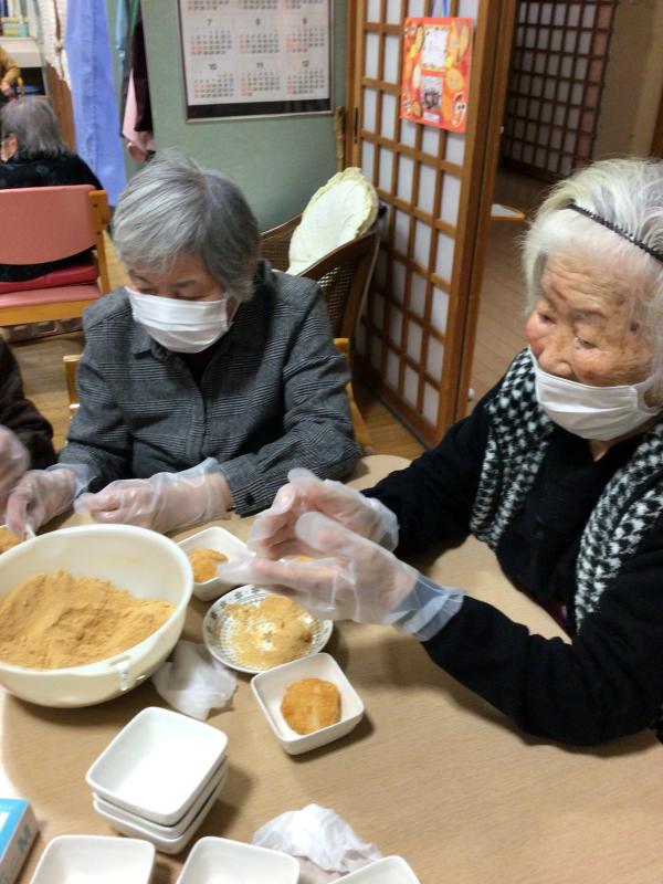 グループ活動:ぼた餅作りと一攫千金ゲーム