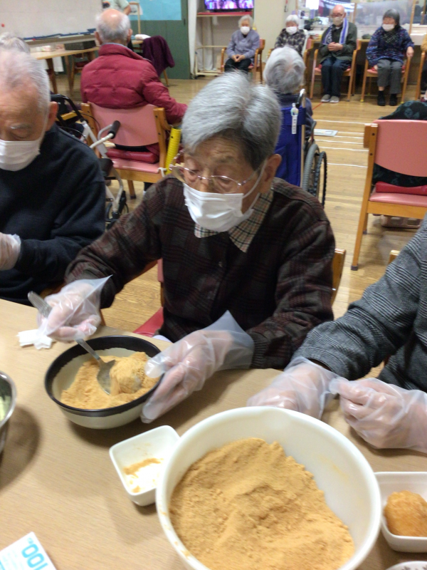 グループ活動:ぼた餅作りと一攫千金ゲーム