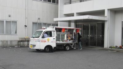 散歩がてらにお買い物　　～移動販売車🚙「とくし丸」～