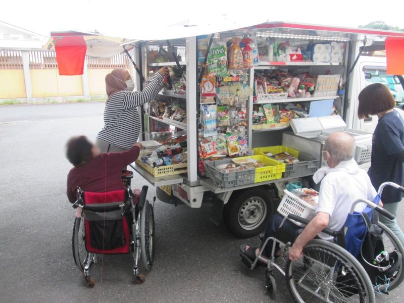 散歩がてらにお買い物 ~移動販売車🚙「とくし丸」~