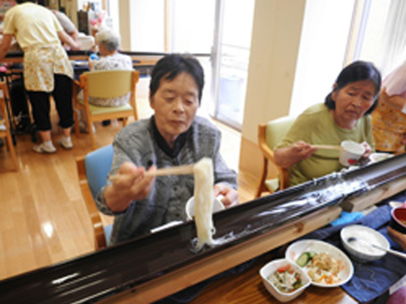 今日のお昼は流しそうめん