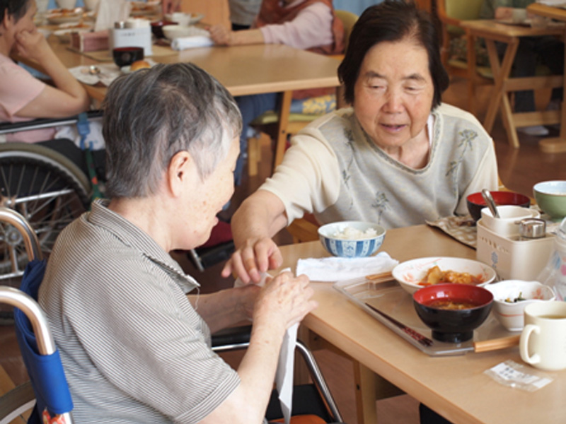 馴染みの入居者と食事