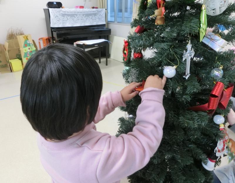 クリスマスツリーの飾りつけをしました!