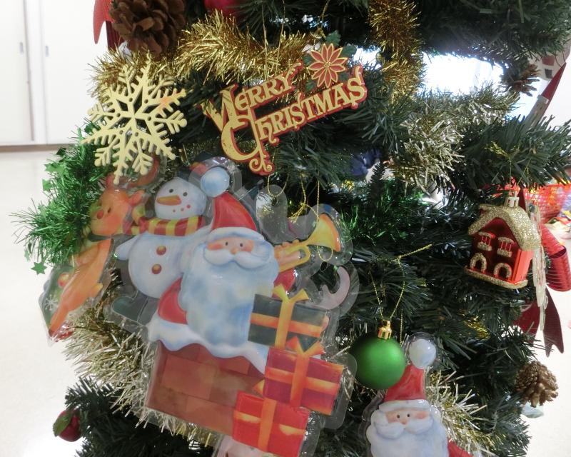クリスマスツリーの飾りつけをしました!