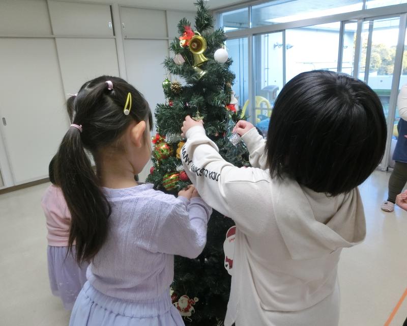 クリスマスツリーの飾りつけをしました!