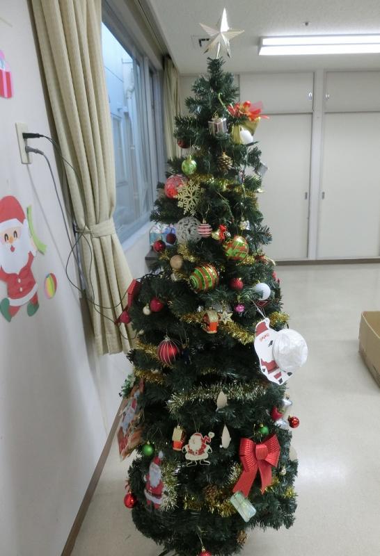 クリスマスツリーの飾りつけをしました!